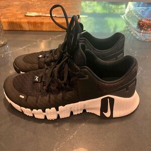 Nike Free Metcon 5 in Black and White